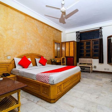 Rahul Palace By Golden Tree Near Metro Station And Ajmal Khan Market New Delhi Exterior foto