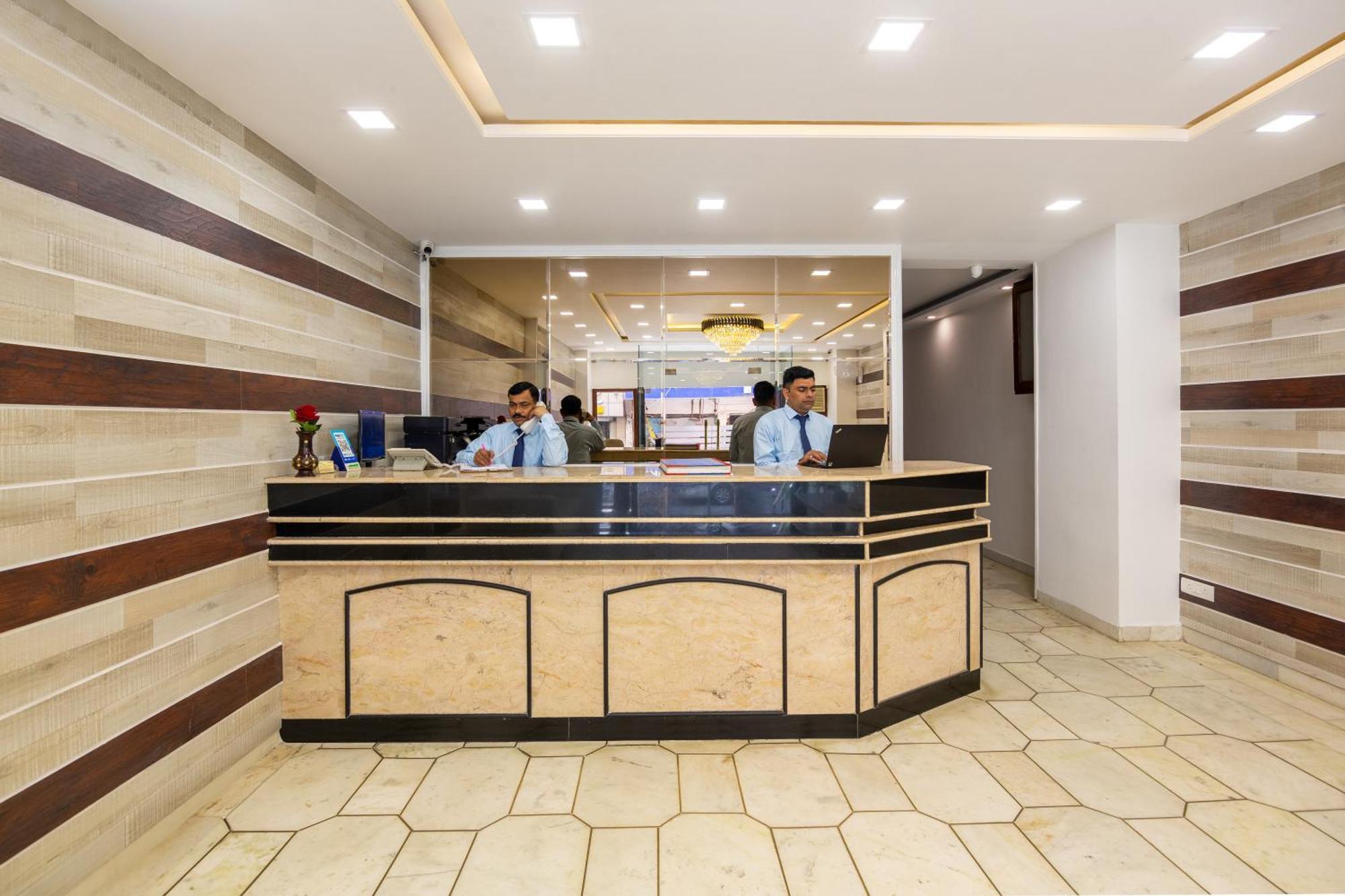 Rahul Palace By Golden Tree Near Metro Station And Ajmal Khan Market New Delhi Exterior foto