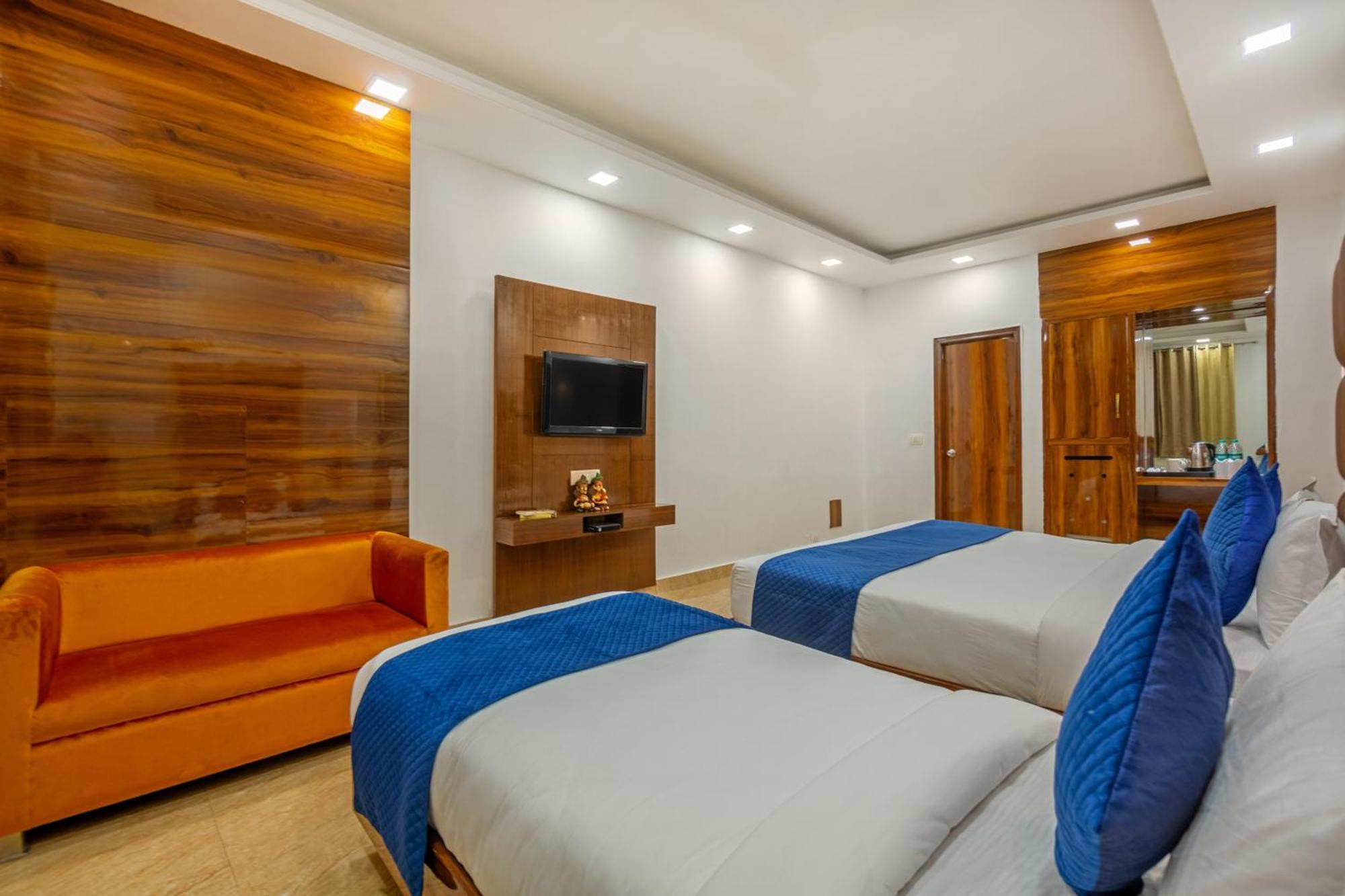 Rahul Palace By Golden Tree Near Metro Station And Ajmal Khan Market New Delhi Exterior foto