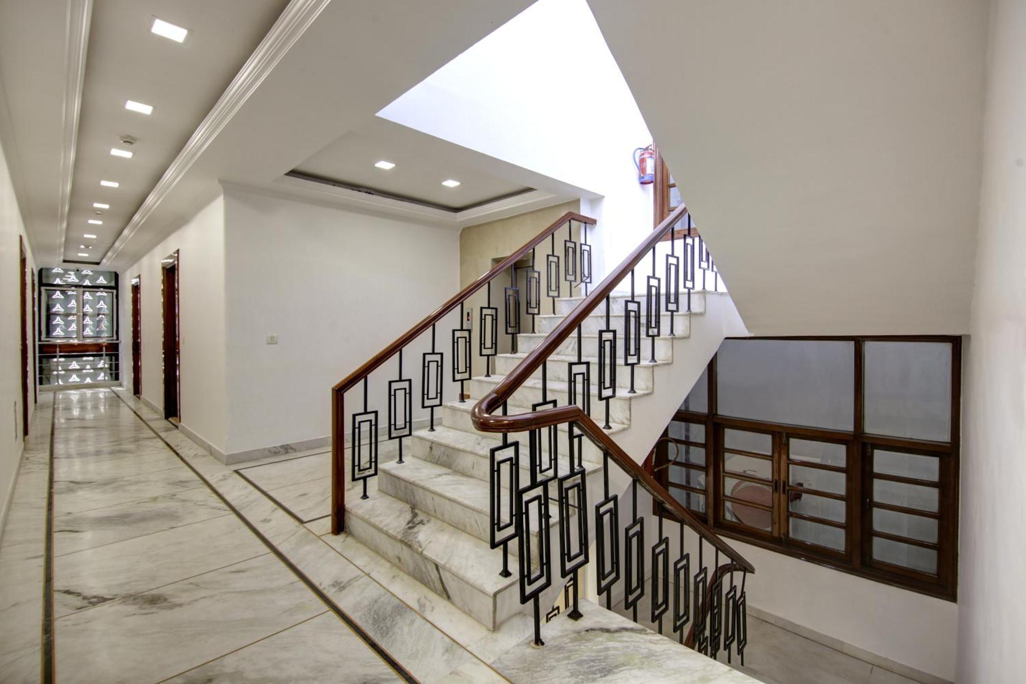 Rahul Palace By Golden Tree Near Metro Station And Ajmal Khan Market New Delhi Exterior foto