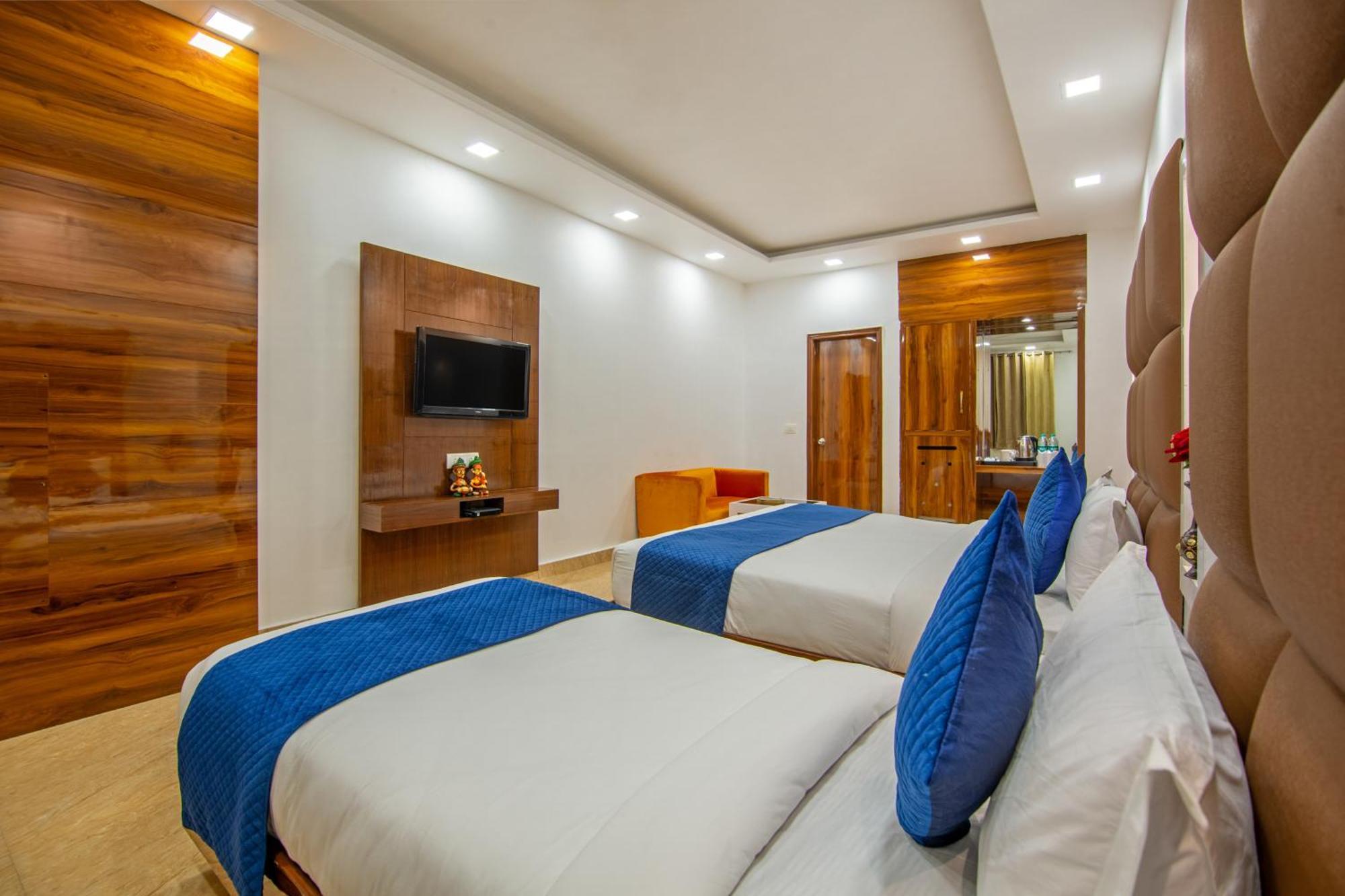 Rahul Palace By Golden Tree Near Metro Station And Ajmal Khan Market New Delhi Exterior foto