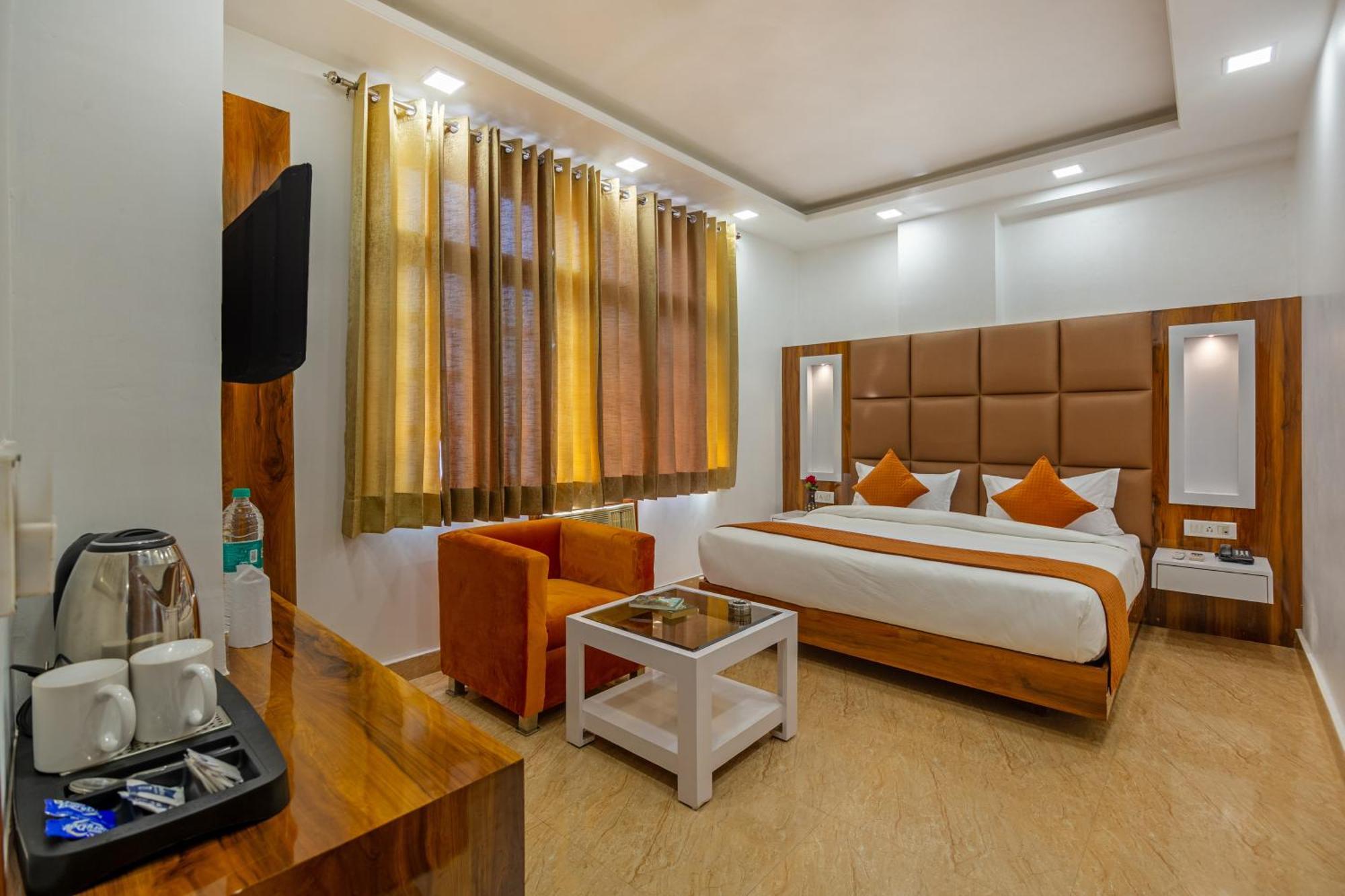 Rahul Palace By Golden Tree Near Metro Station And Ajmal Khan Market New Delhi Exterior foto