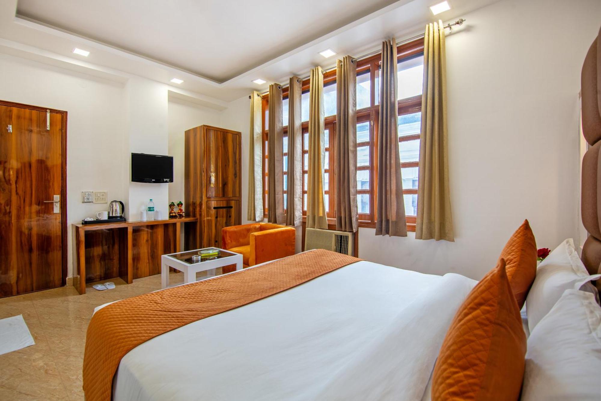 Rahul Palace By Golden Tree Near Metro Station And Ajmal Khan Market New Delhi Exterior foto