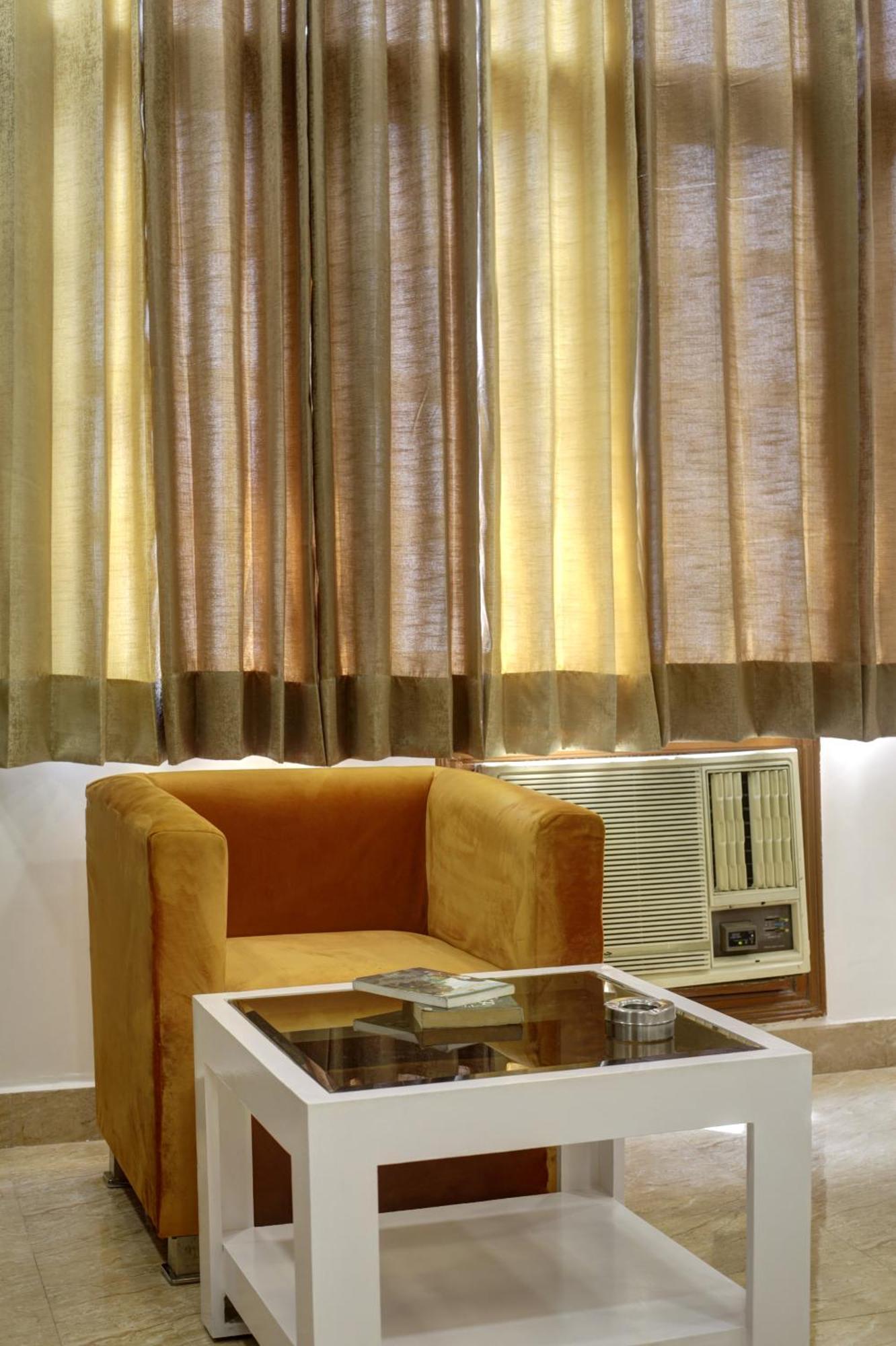 Rahul Palace By Golden Tree Near Metro Station And Ajmal Khan Market New Delhi Exterior foto