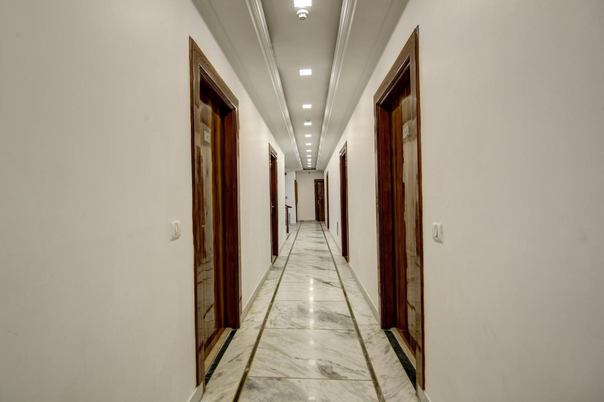 Rahul Palace By Golden Tree Near Metro Station And Ajmal Khan Market New Delhi Exterior foto