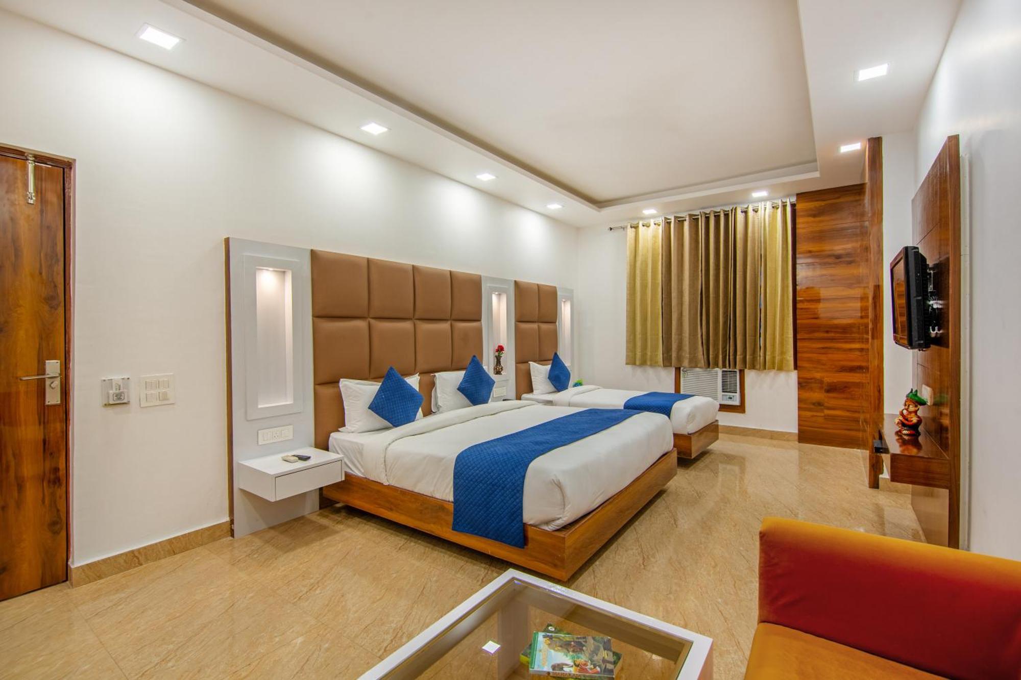 Rahul Palace By Golden Tree Near Metro Station And Ajmal Khan Market New Delhi Exterior foto