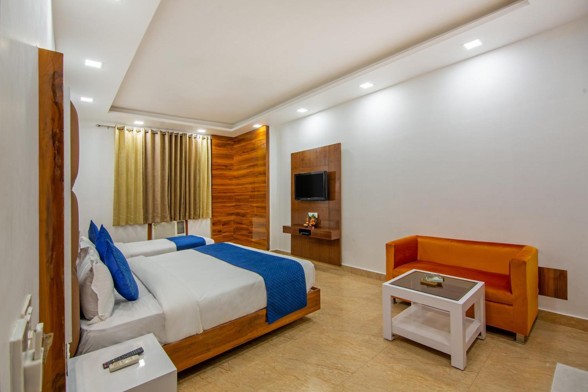Rahul Palace By Golden Tree Near Metro Station And Ajmal Khan Market New Delhi Exterior foto