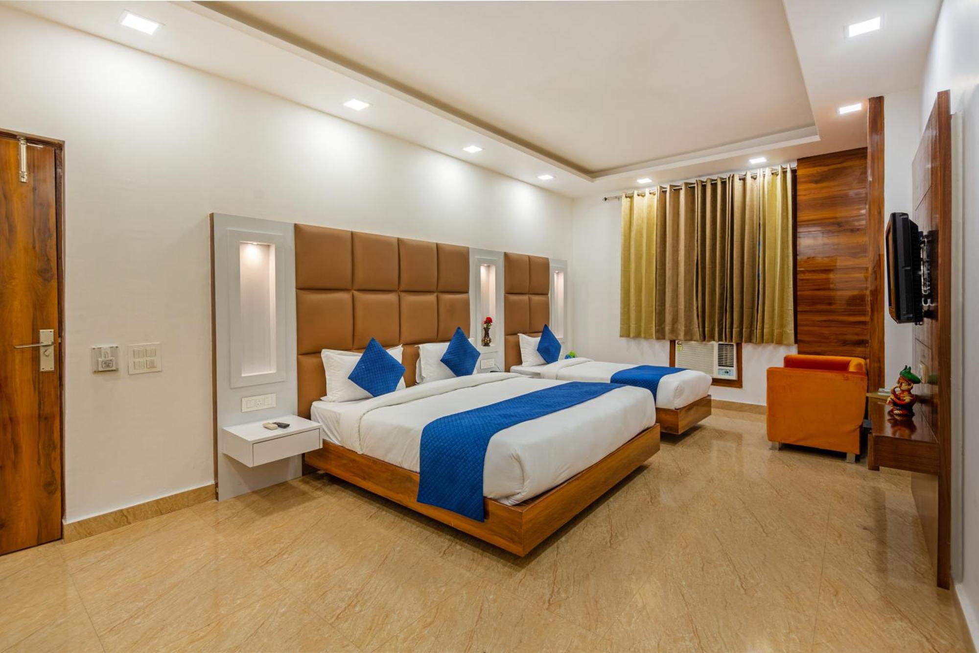 Rahul Palace By Golden Tree Near Metro Station And Ajmal Khan Market New Delhi Exterior foto