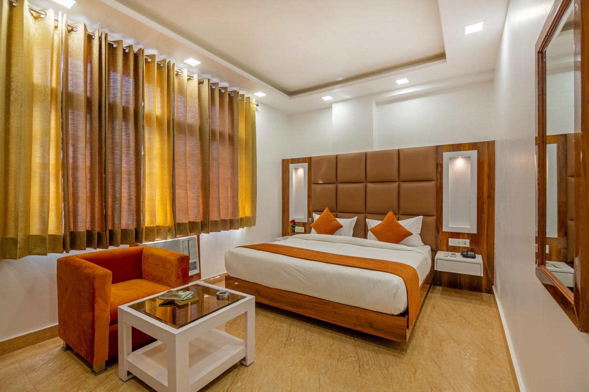 Rahul Palace By Golden Tree Near Metro Station And Ajmal Khan Market New Delhi Exterior foto