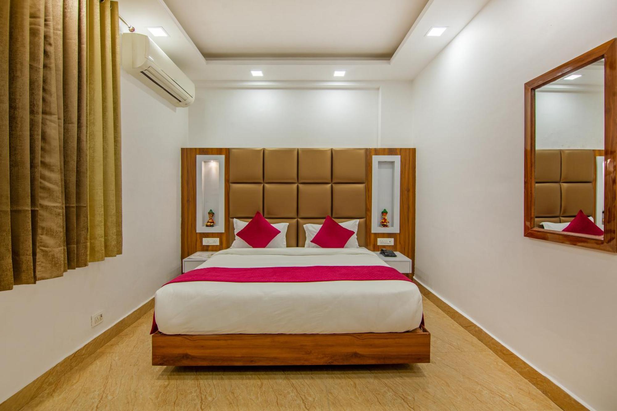 Rahul Palace By Golden Tree Near Metro Station And Ajmal Khan Market New Delhi Exterior foto