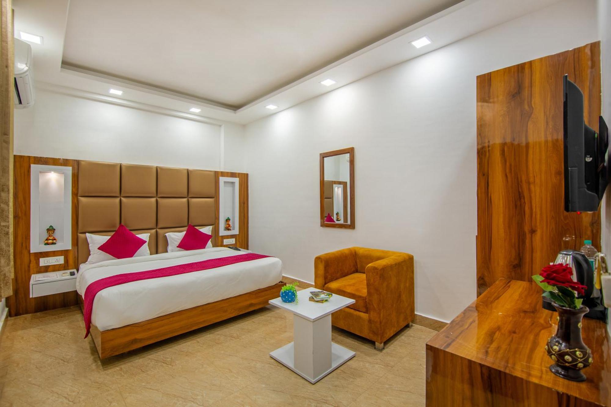 Rahul Palace By Golden Tree Near Metro Station And Ajmal Khan Market New Delhi Exterior foto