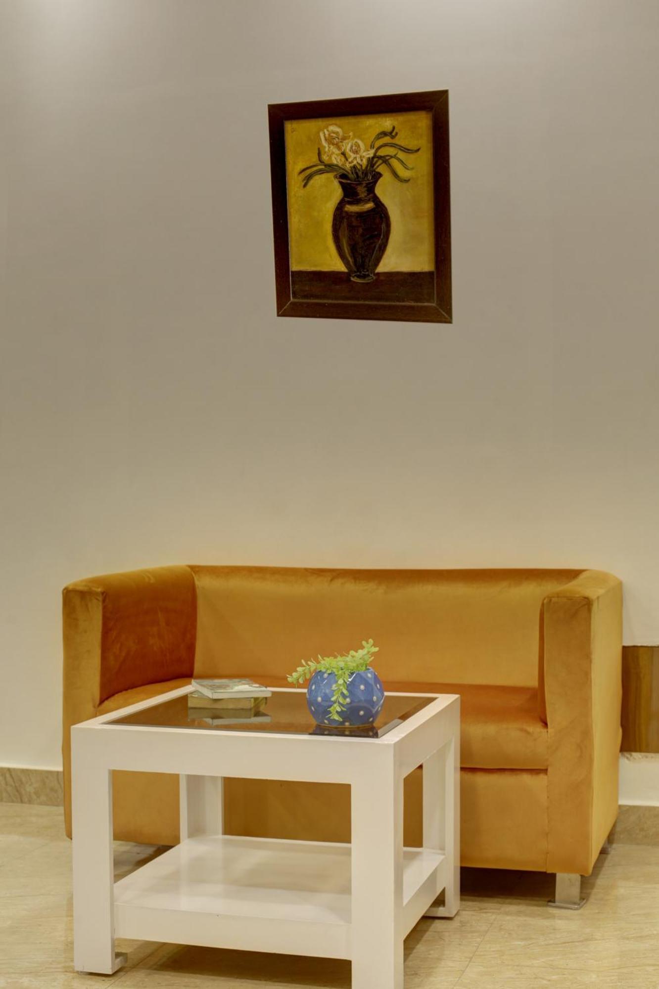 Rahul Palace By Golden Tree Near Metro Station And Ajmal Khan Market New Delhi Exterior foto