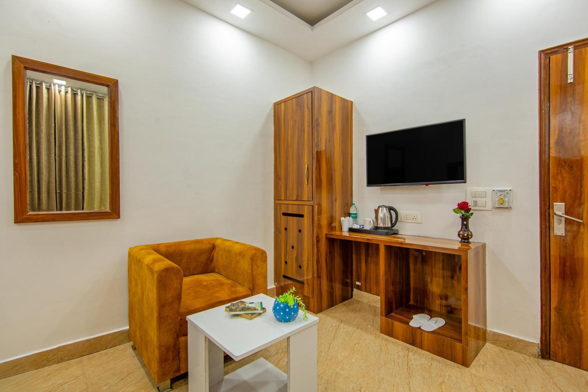 Rahul Palace By Golden Tree Near Metro Station And Ajmal Khan Market New Delhi Exterior foto