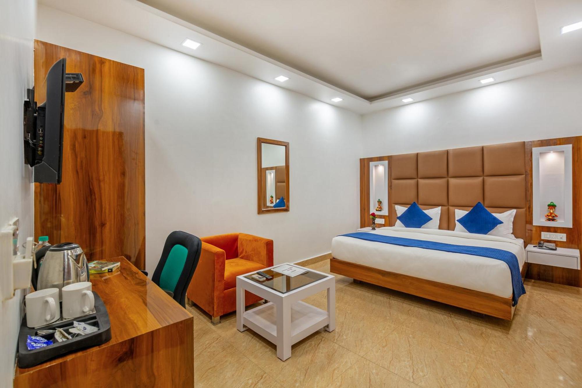 Rahul Palace By Golden Tree Near Metro Station And Ajmal Khan Market New Delhi Exterior foto