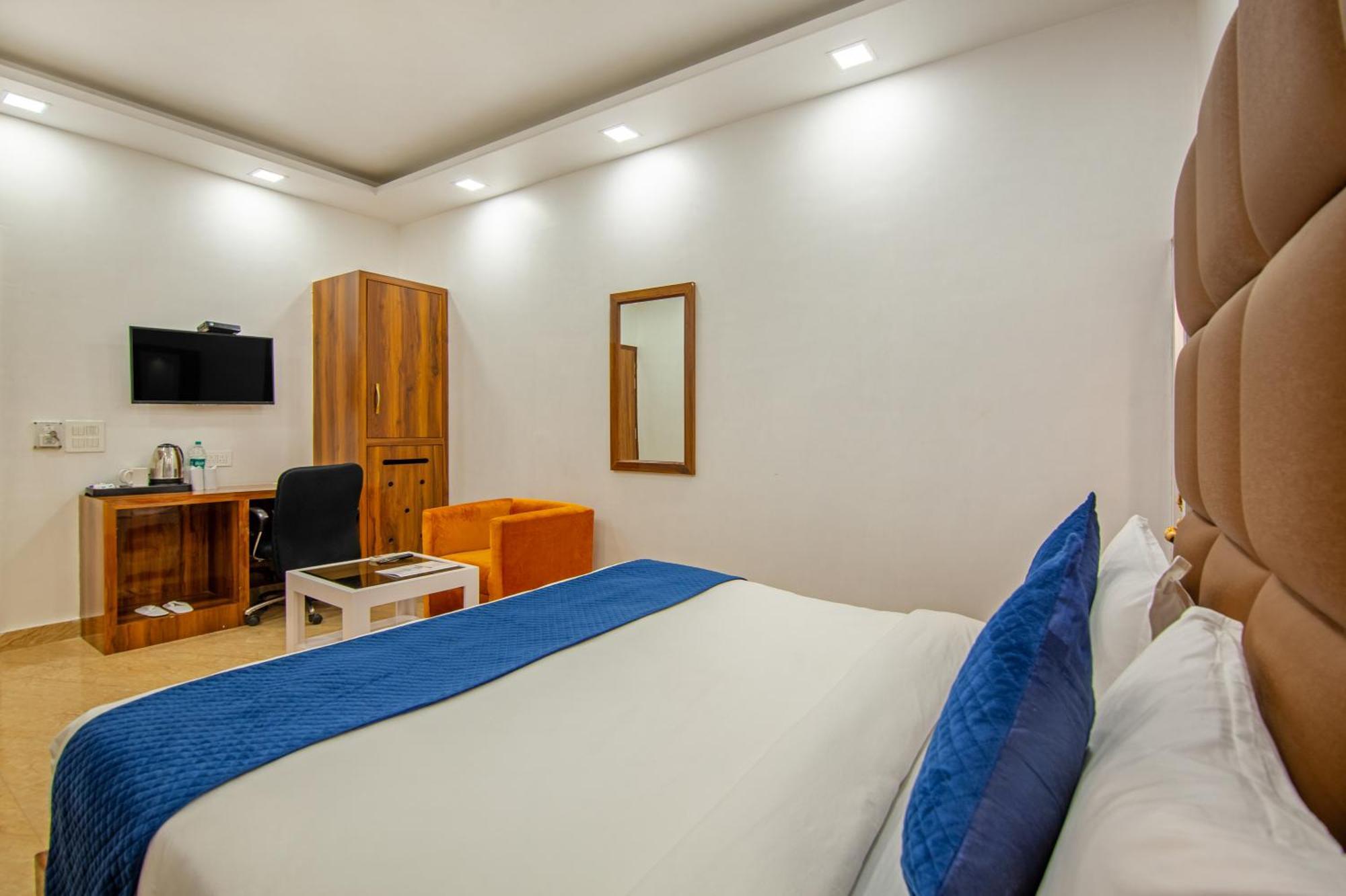 Rahul Palace By Golden Tree Near Metro Station And Ajmal Khan Market New Delhi Exterior foto