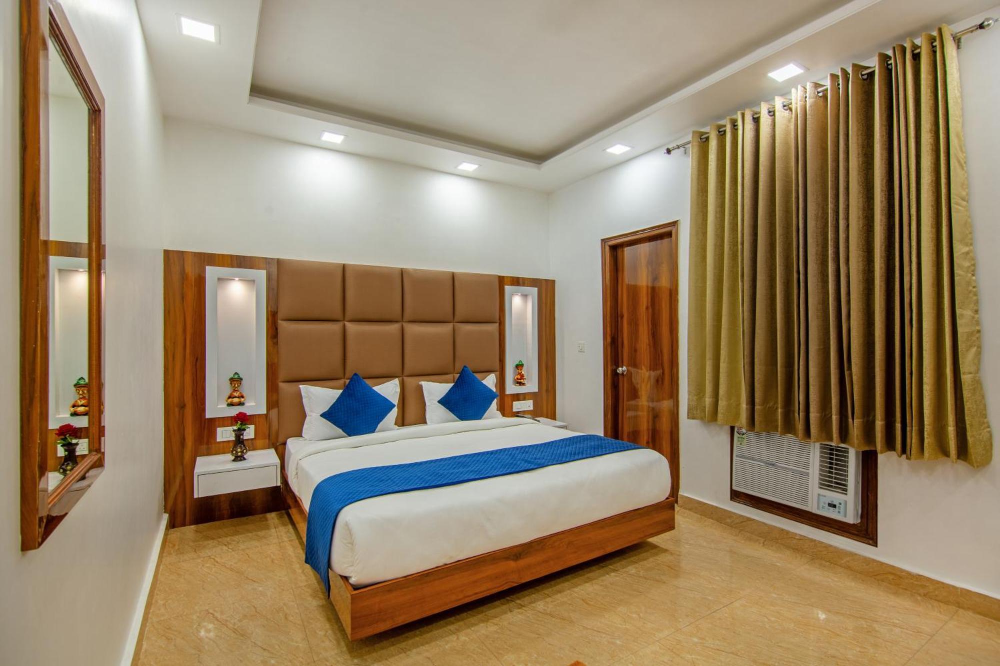 Rahul Palace By Golden Tree Near Metro Station And Ajmal Khan Market New Delhi Exterior foto