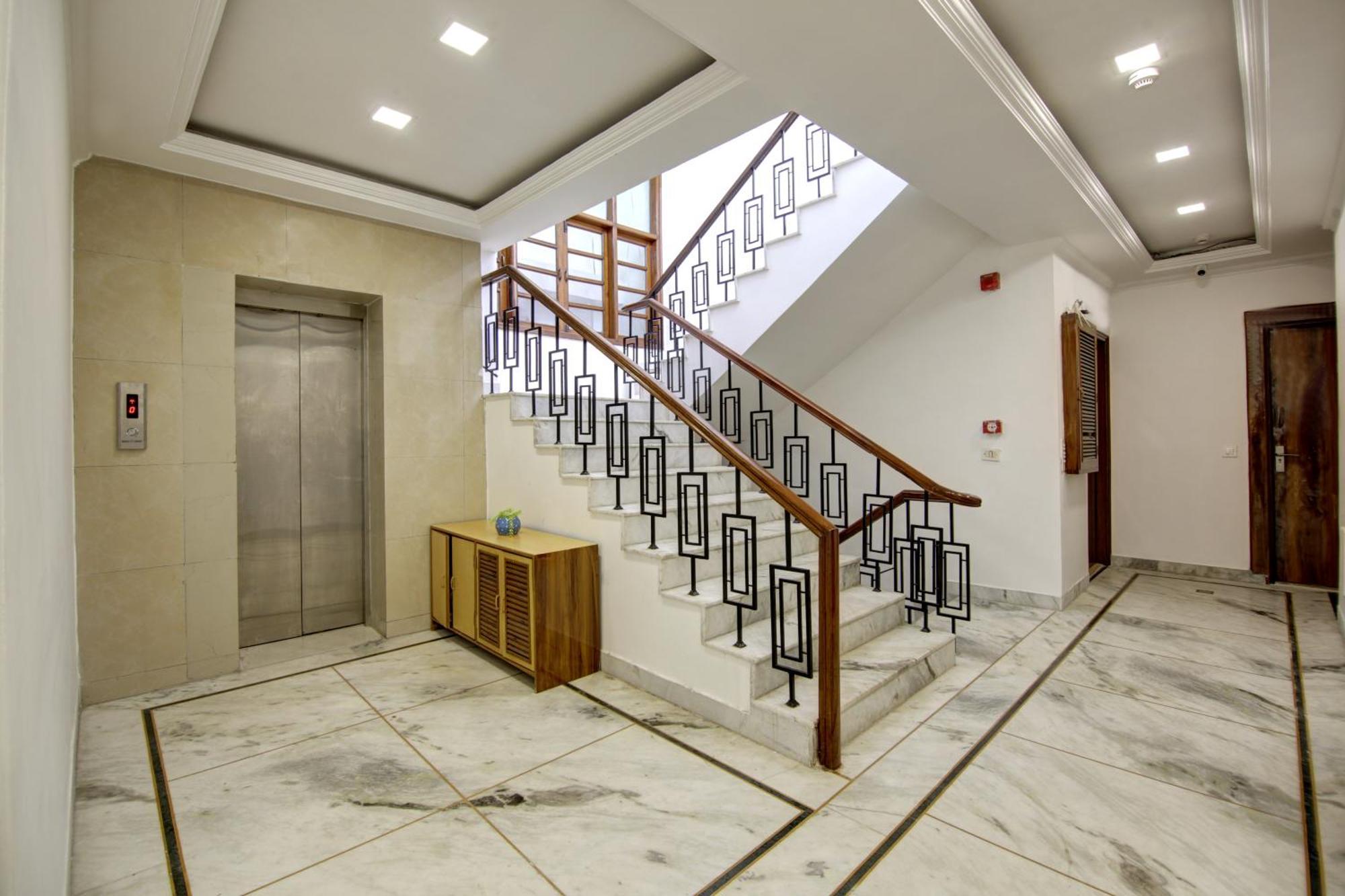 Rahul Palace By Golden Tree Near Metro Station And Ajmal Khan Market New Delhi Exterior foto