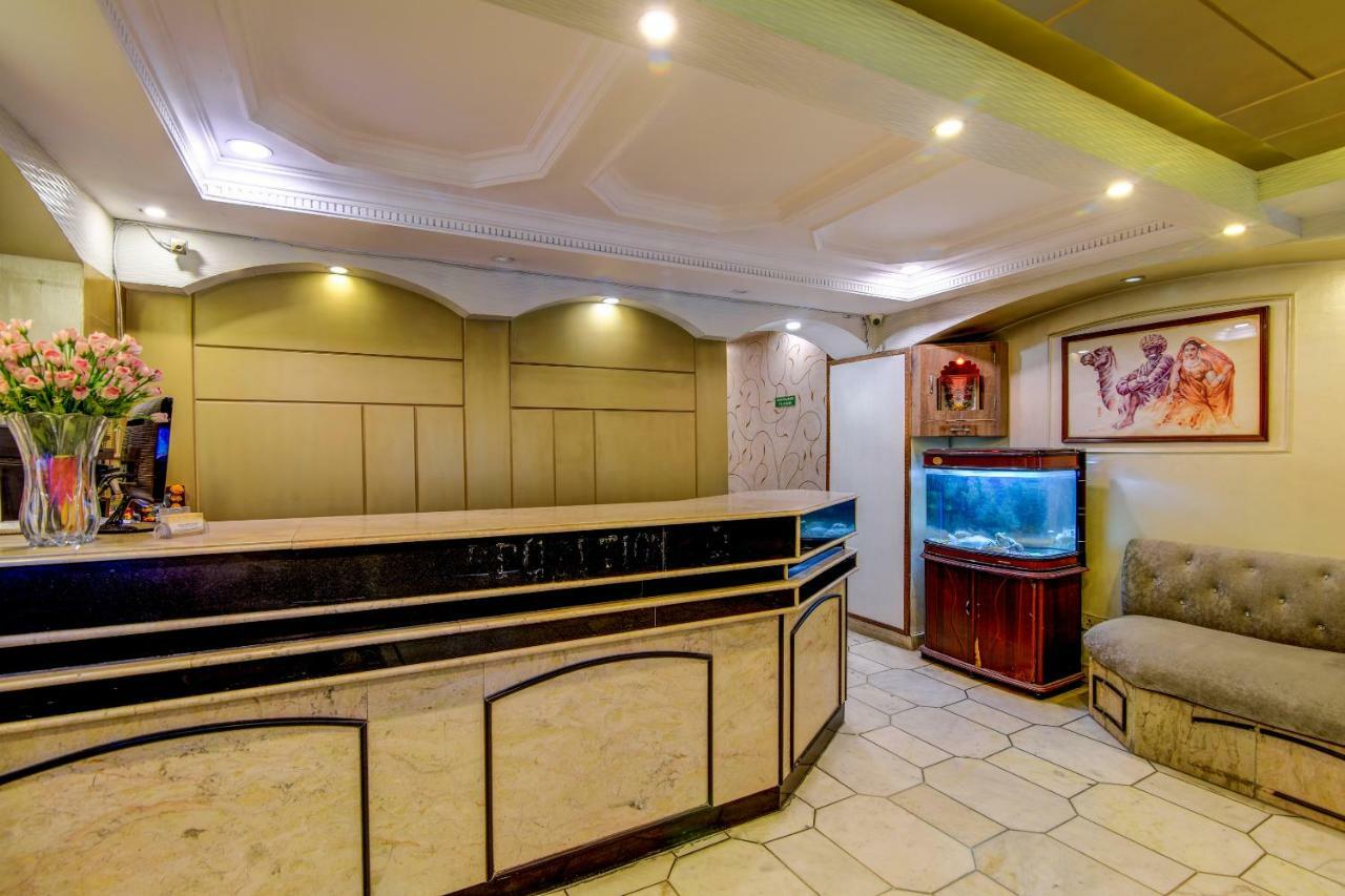 Rahul Palace By Golden Tree Near Metro Station And Ajmal Khan Market New Delhi Exterior foto