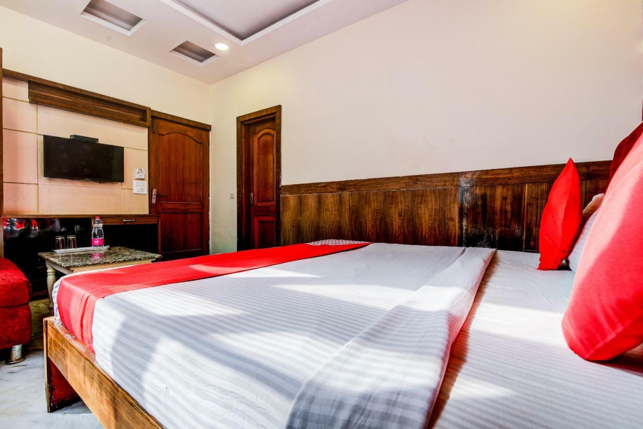 Rahul Palace By Golden Tree Near Metro Station And Ajmal Khan Market New Delhi Exterior foto