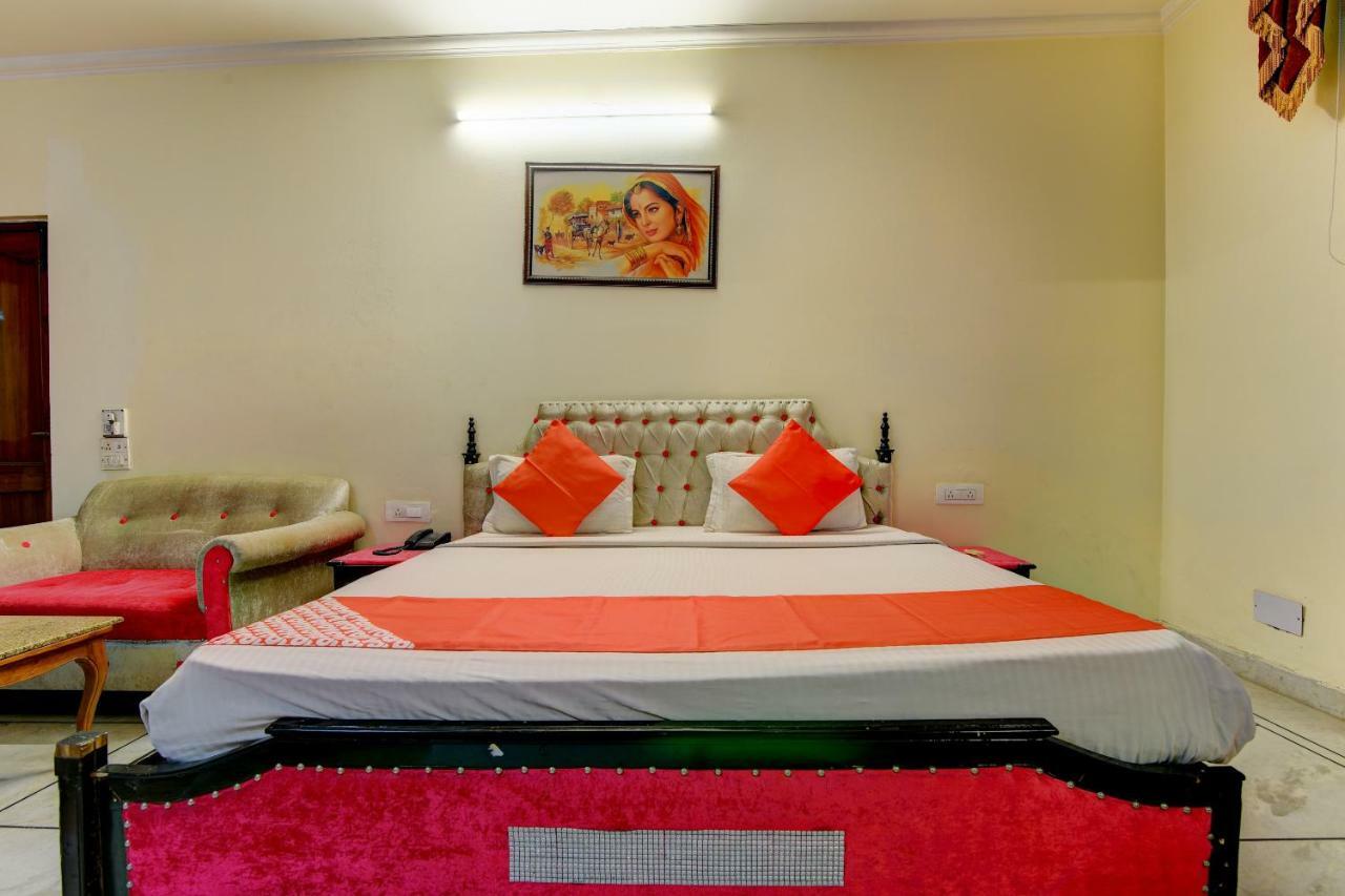 Rahul Palace By Golden Tree Near Metro Station And Ajmal Khan Market New Delhi Exterior foto