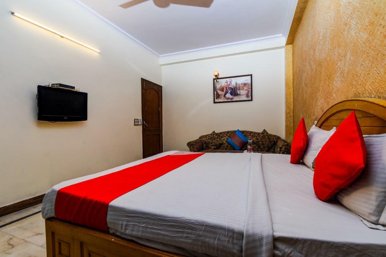 Rahul Palace By Golden Tree Near Metro Station And Ajmal Khan Market New Delhi Exterior foto
