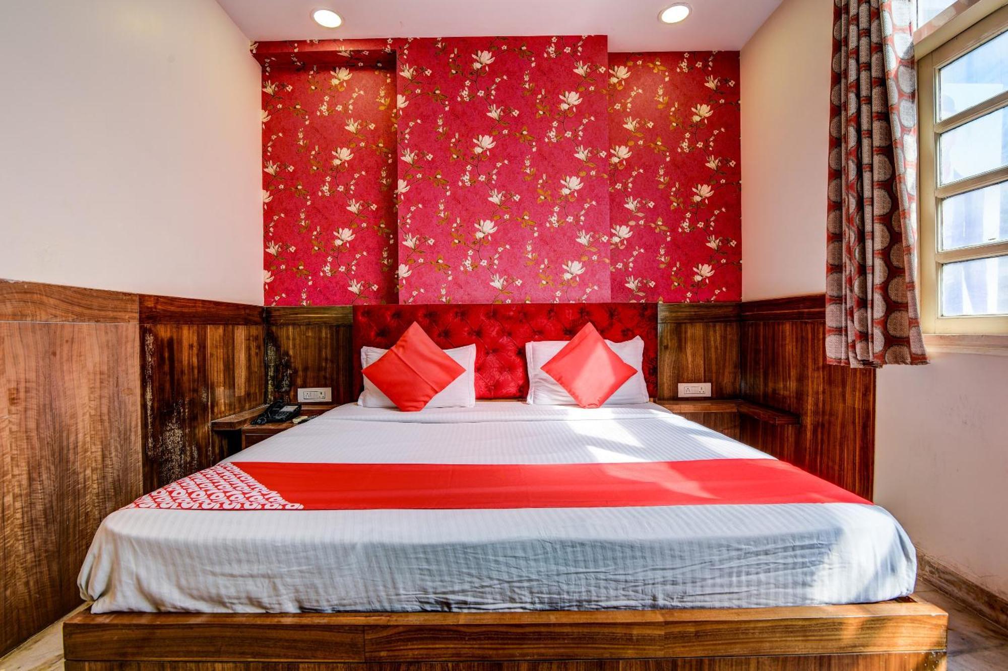 Rahul Palace By Golden Tree Near Metro Station And Ajmal Khan Market New Delhi Exterior foto
