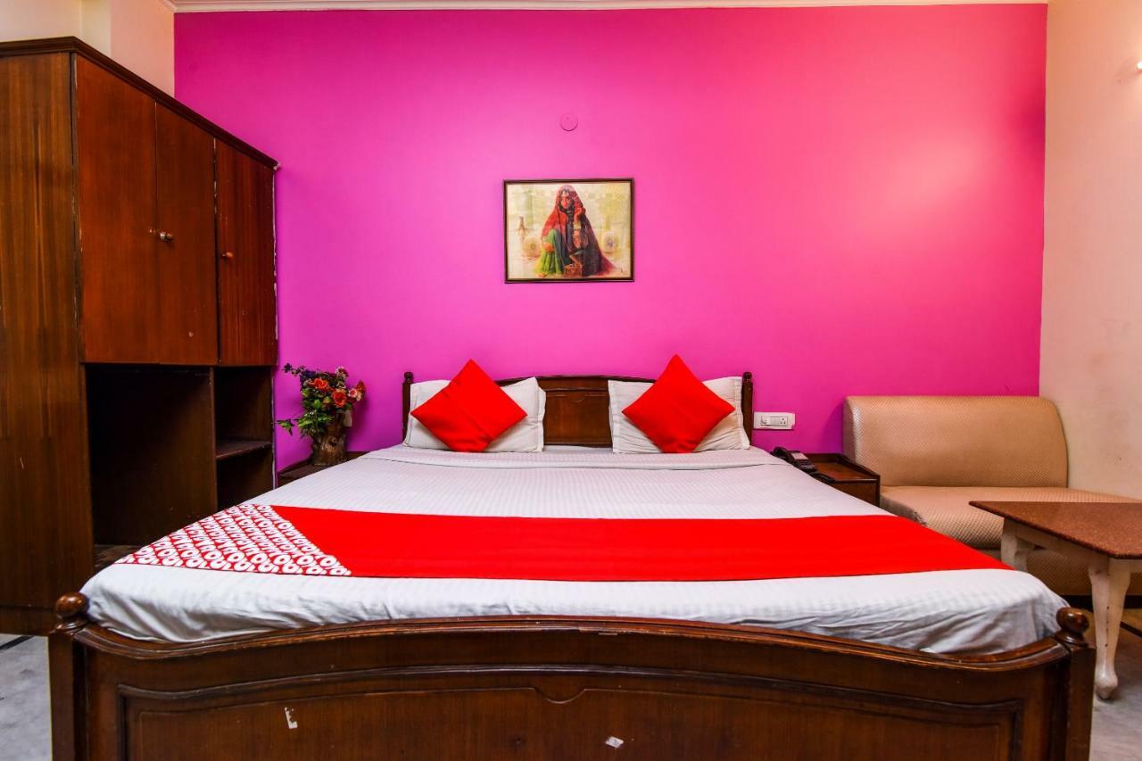 Rahul Palace By Golden Tree Near Metro Station And Ajmal Khan Market New Delhi Exterior foto
